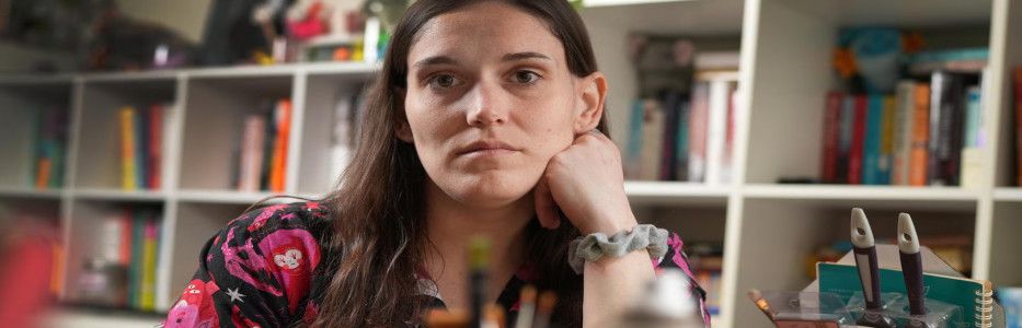 Woman speaks out after losing 8 friends to suicide